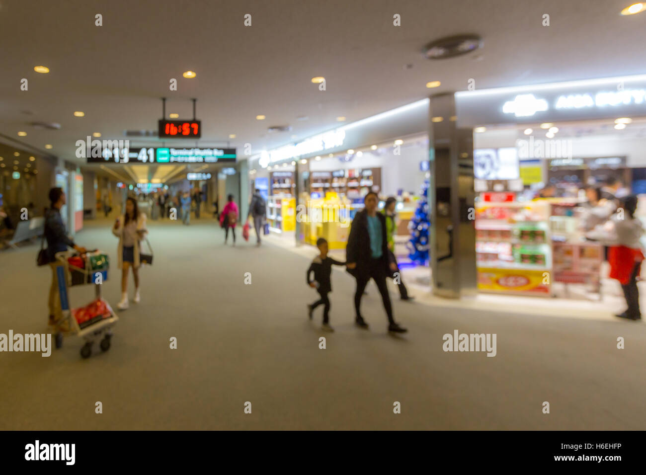 Sfocare lo sfondo del viaggiatore in aeroporto Foto Stock