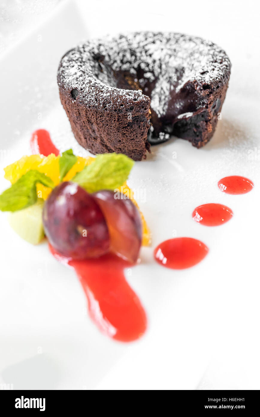 Il cioccolato fondente torta di lava con gelato e frutta fresca Foto Stock
