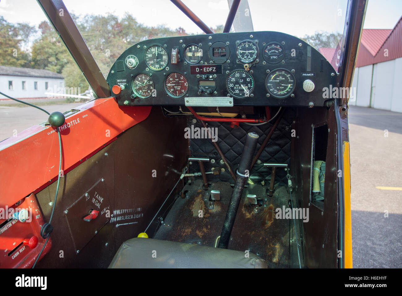 Bremgarten, Germania - 22 Ottobre 2016: vista del cockpit di un classico Piper Cub aeromobile Foto Stock