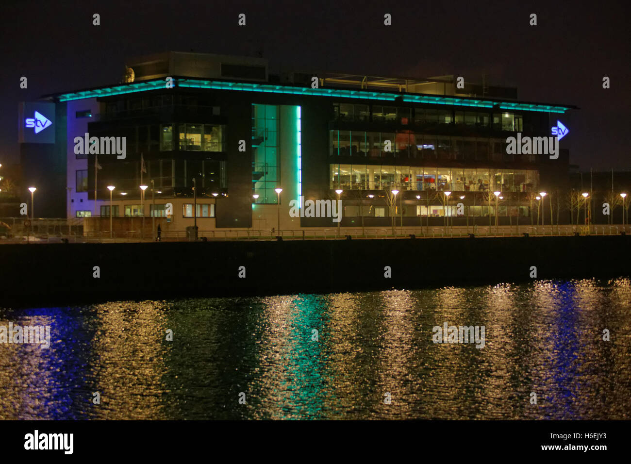 STV sede pacific quay Glasgow negli studi televisivi di notte dalla Clyde Foto Stock