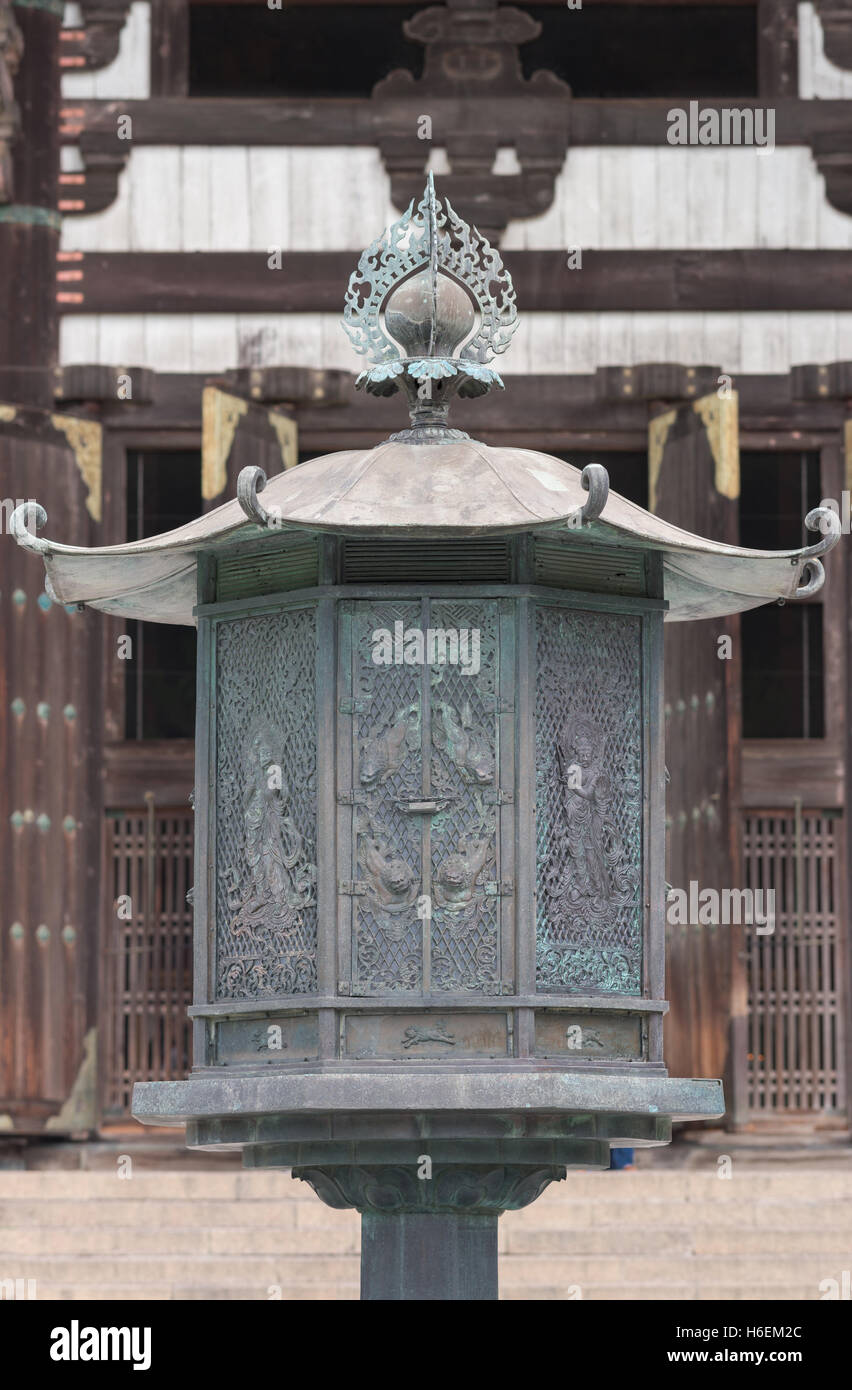 Grande lanterna in ottone nella parte anteriore del Tempio di Todai-ji tempio buddista. Foto Stock