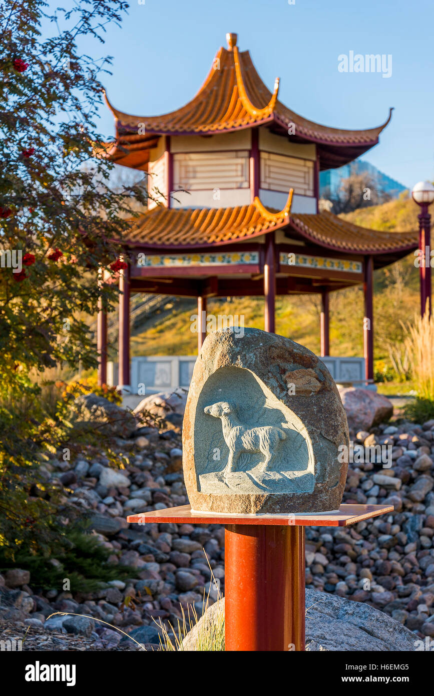 Anno della capra, Cinese zodiaco animale simbolo, Giardino Cinese, Louise McKinney Riverfront Park, Edmonton, Alberta, Canada Foto Stock