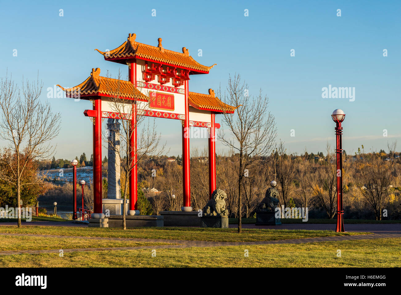 Gate cinesi, Giardino Cinese, Louise McKinney Riverfront Park, Edmonton, Alberta, Canada Foto Stock