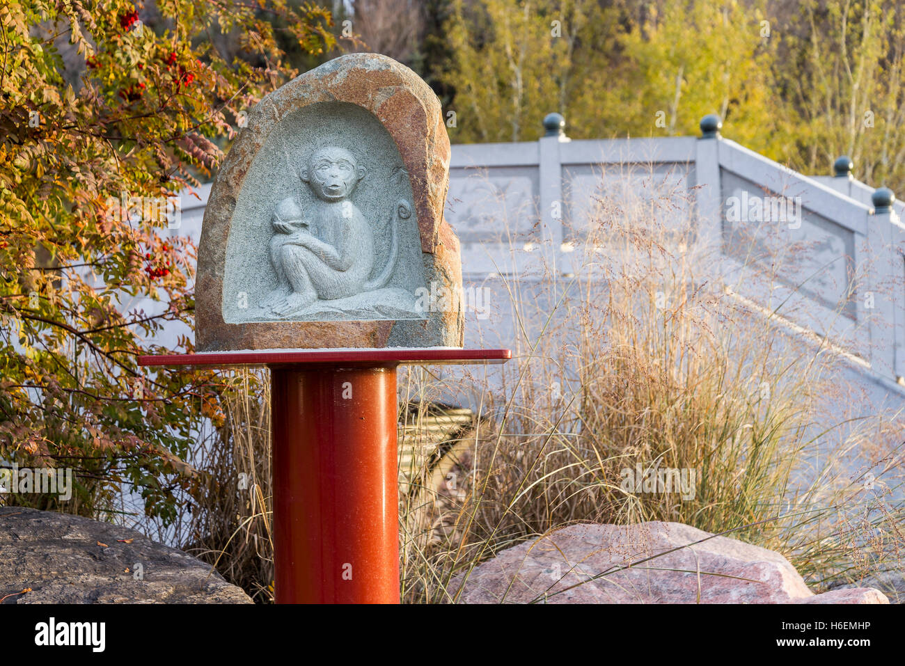 Anno della Scimmia, Cinese zodiaco animale simbolo, Giardino Cinese, Louise McKinney Riverfront Park, Edmonton, Alberta, Canada Foto Stock