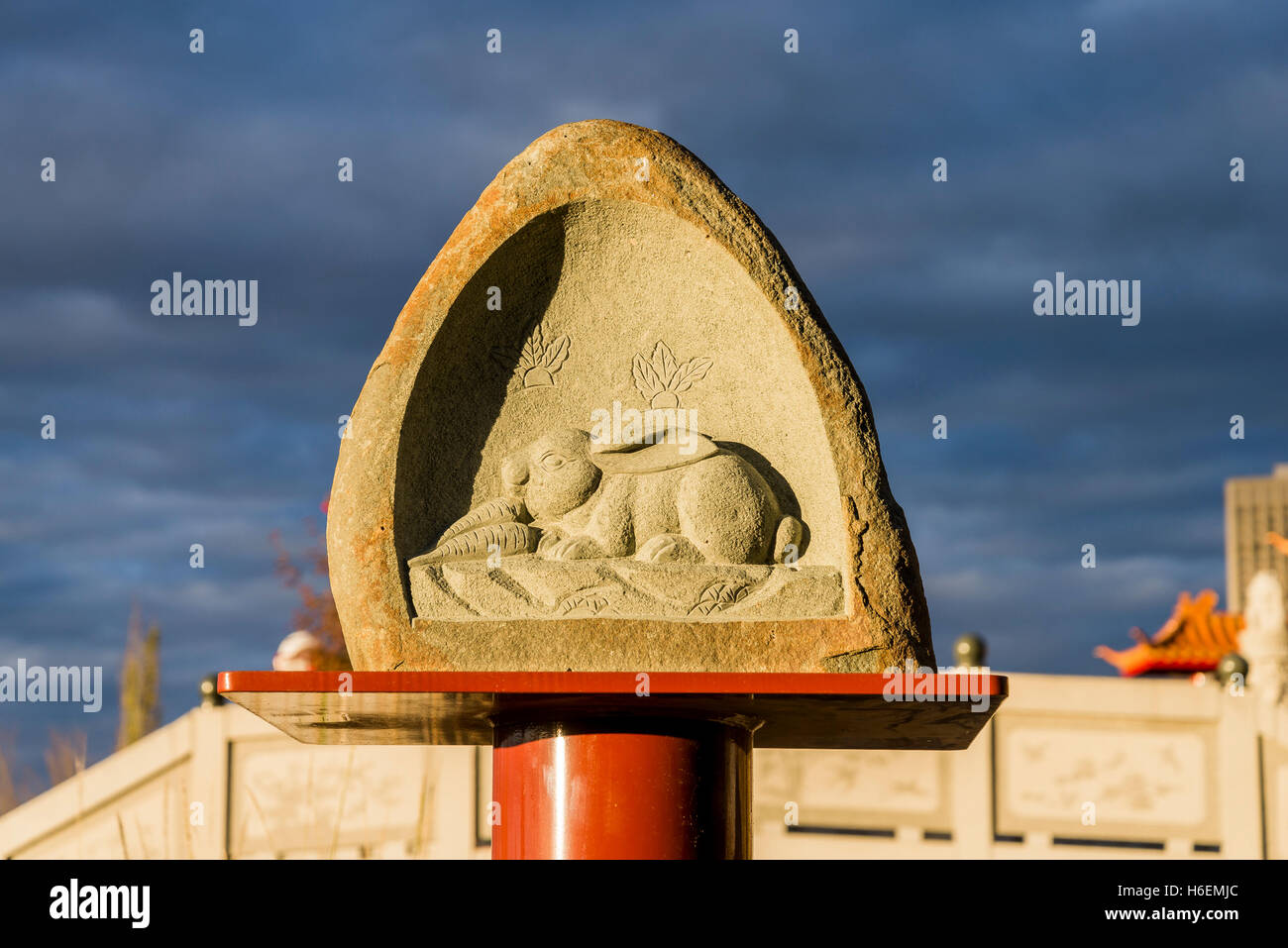 Anno del coniglio, Cinese zodiaco animale simbolo, Giardino Cinese, Louise McKinney Riverfront Park, Edmonton, Alberta, Canada Foto Stock