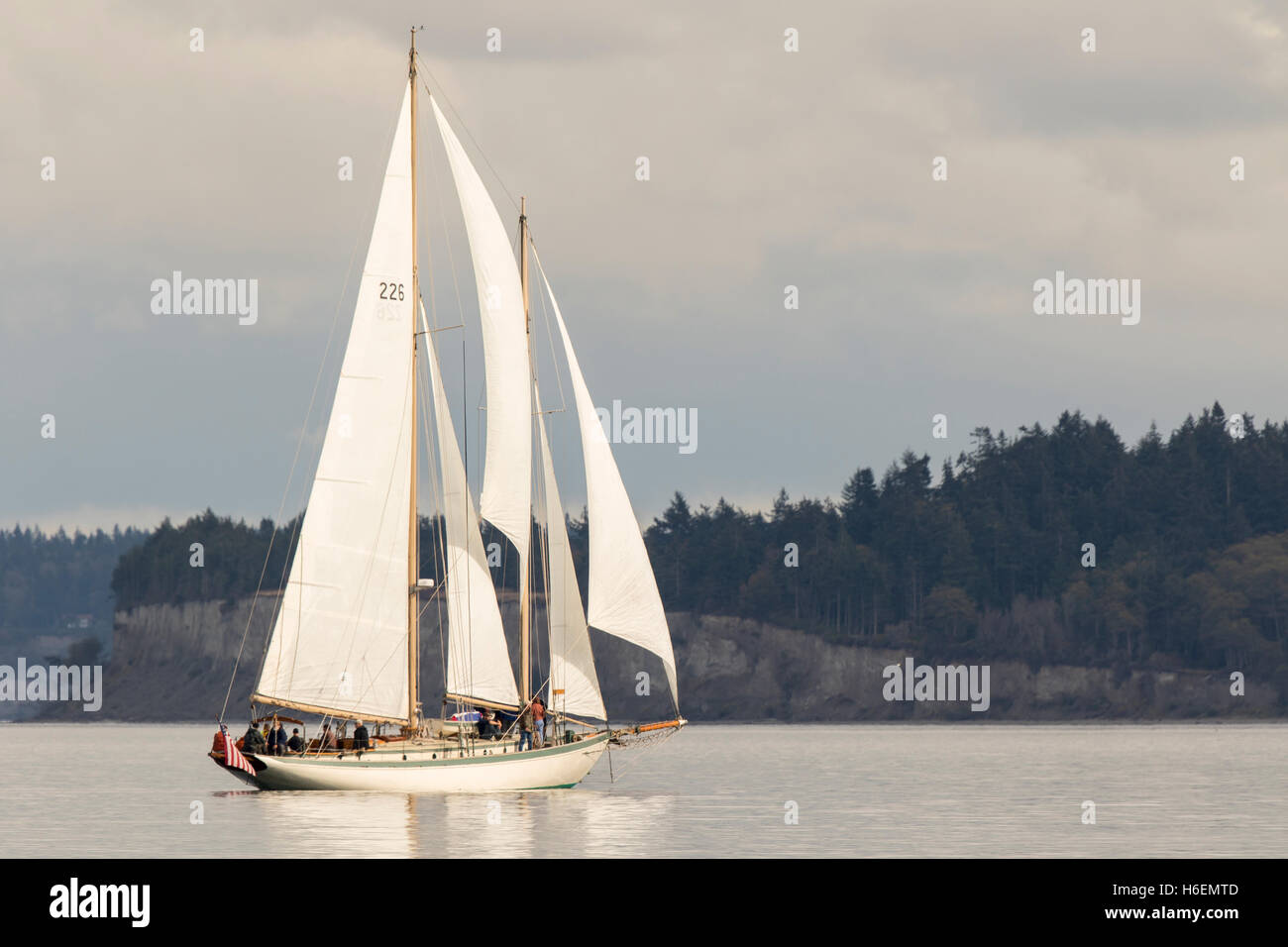 Barca a vela, barca a vela goletta in legno yacht Port Townsend bay, Puget Sound, Washington. Foto Stock
