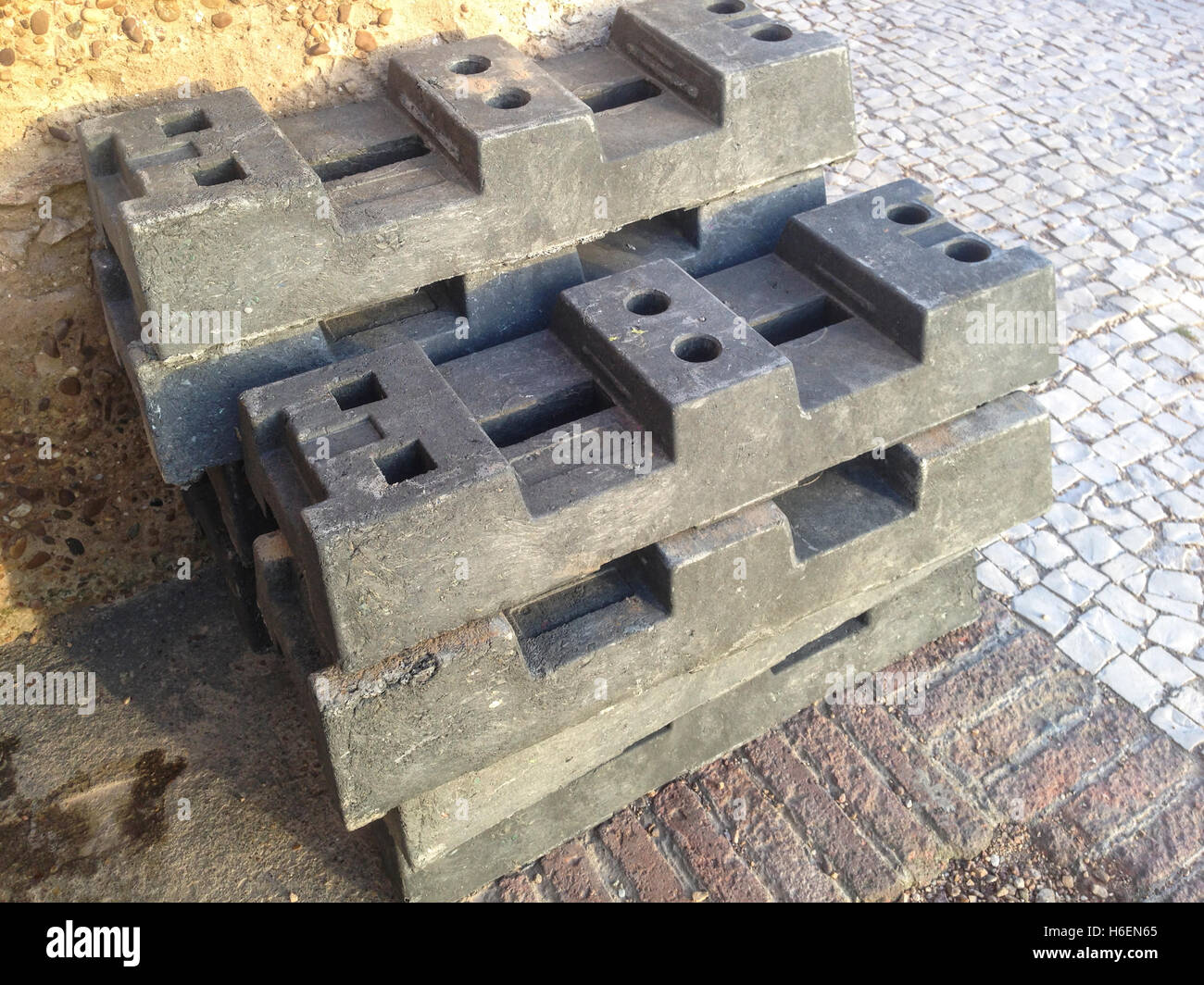 Calcestruzzo recinzione temporanea piedi impilati per il prossimo evento Foto Stock