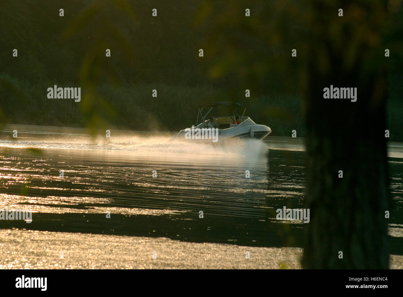 Persone a cavallo acqua scooter (jet-ski) sul lago Foto Stock