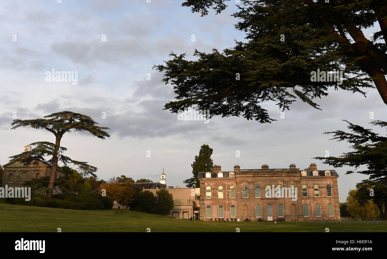 Compton Verney, risalente al XVIII secolo nel Warwickshire che deve essere illuminato in diversi colori per festeggiare il trecentesimo anniversario della paesaggista Lancelot 'Capability Brown, che ha piantato più di duemila alberi in 120 acri di Compton Verney parco. Foto Stock