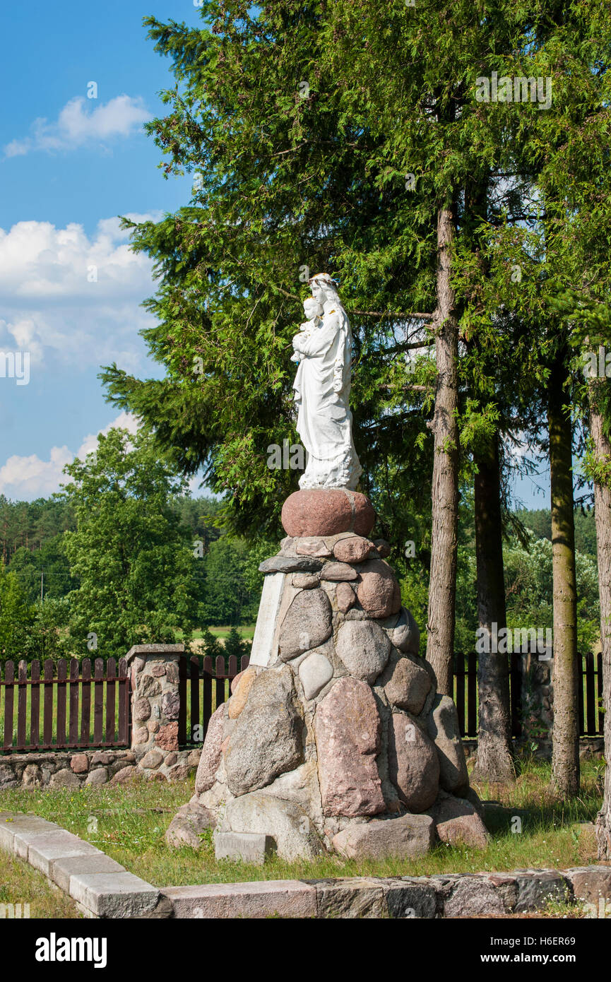 Sant Adalberto di Praga chiesa in un piccolo villaggio nella parte nord-orientale della Polonia. Zambski Koscielne, Mazovia. Foto Stock