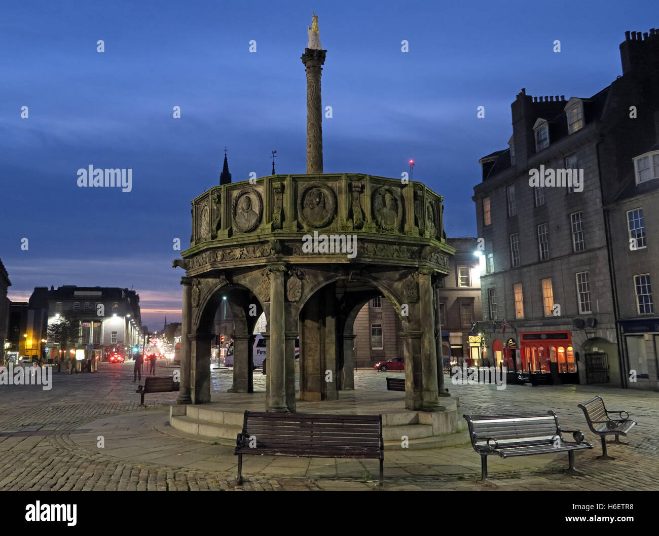 Castle Square, la storica Aberdeen, la città di granito, la Scozia nord-orientale al tramonto, Regno Unito Foto Stock