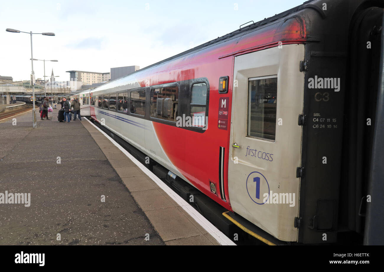 Vergine Costa Orientale mainline train,Aberdeen stazione ferroviaria,Scozia,UK - 1a classe coach Foto Stock