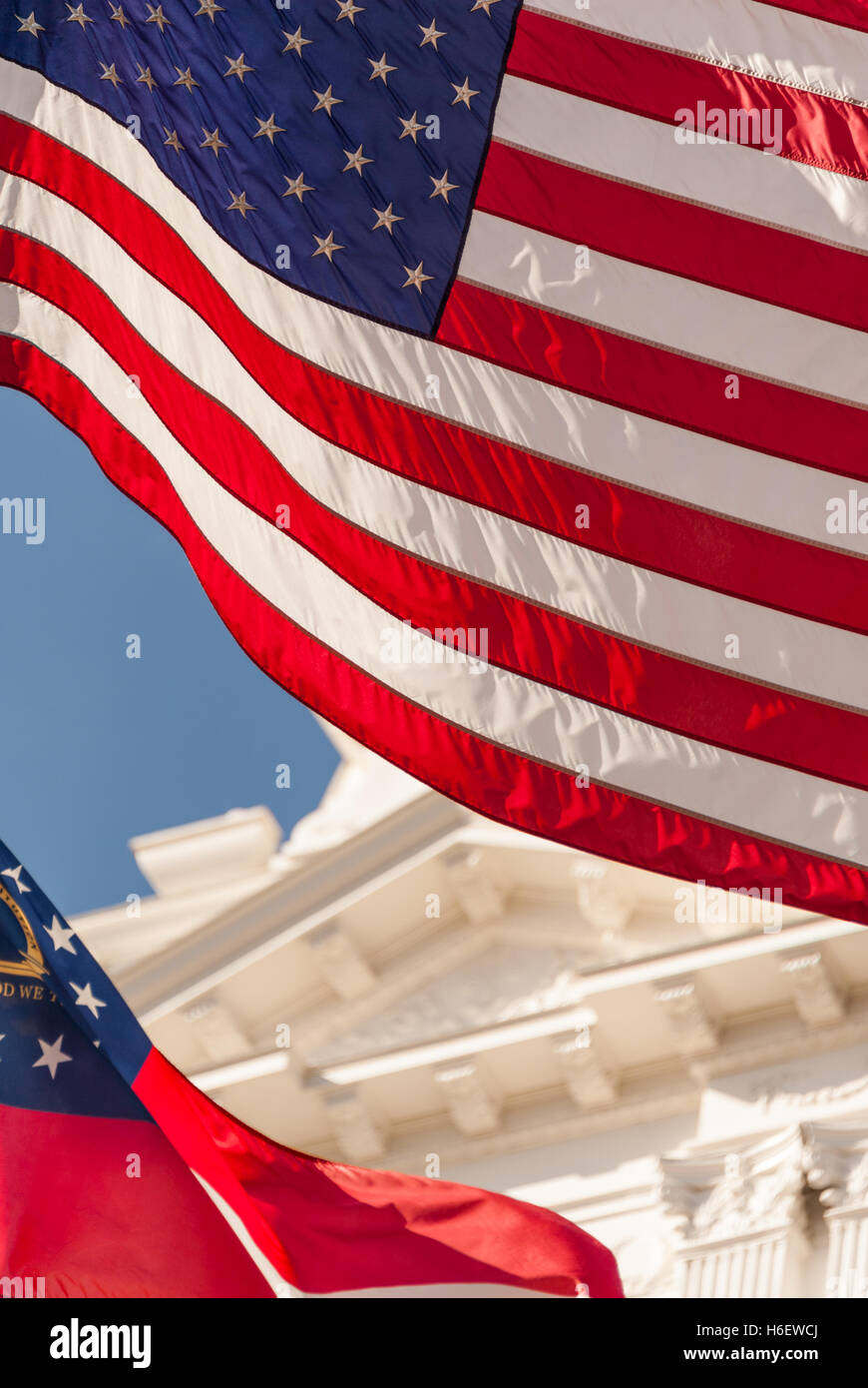 La bandiera americana e la bandiera dello stato della Georgia sventolano di fronte al Gwinnett Historic Courthouse, sulla piazza della città di Lawrenceville, Georgia. (STATI UNITI) Foto Stock