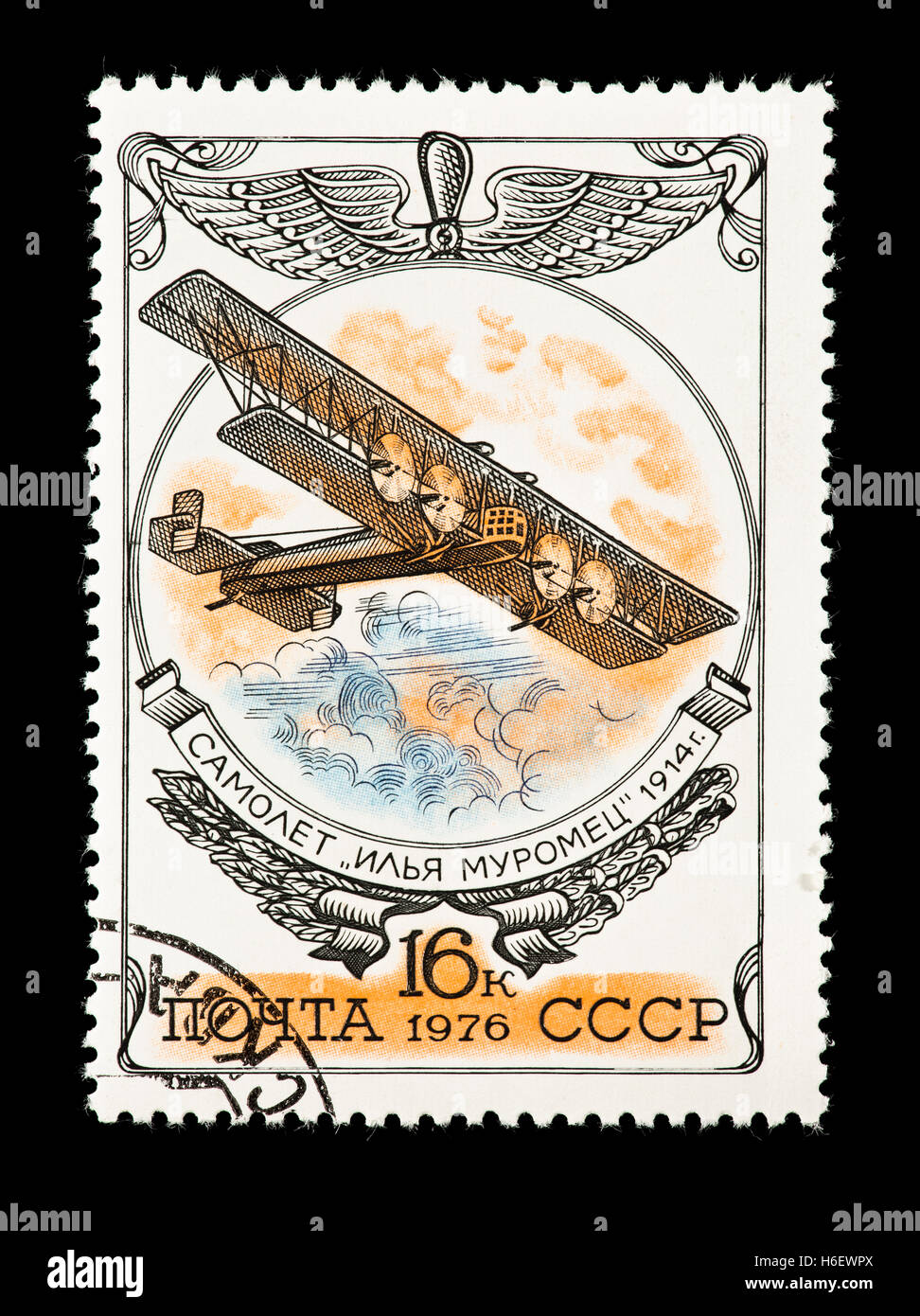 Francobollo dall'Unione Sovietica raffigurante la Russian Aviation emblema e un Iliya biplano Muromets dal 1914. Foto Stock