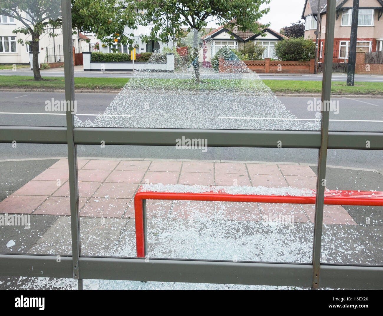 Il vetro rotto in autobus vandalizzato shelter in Inghilterra. Regno Unito Foto Stock