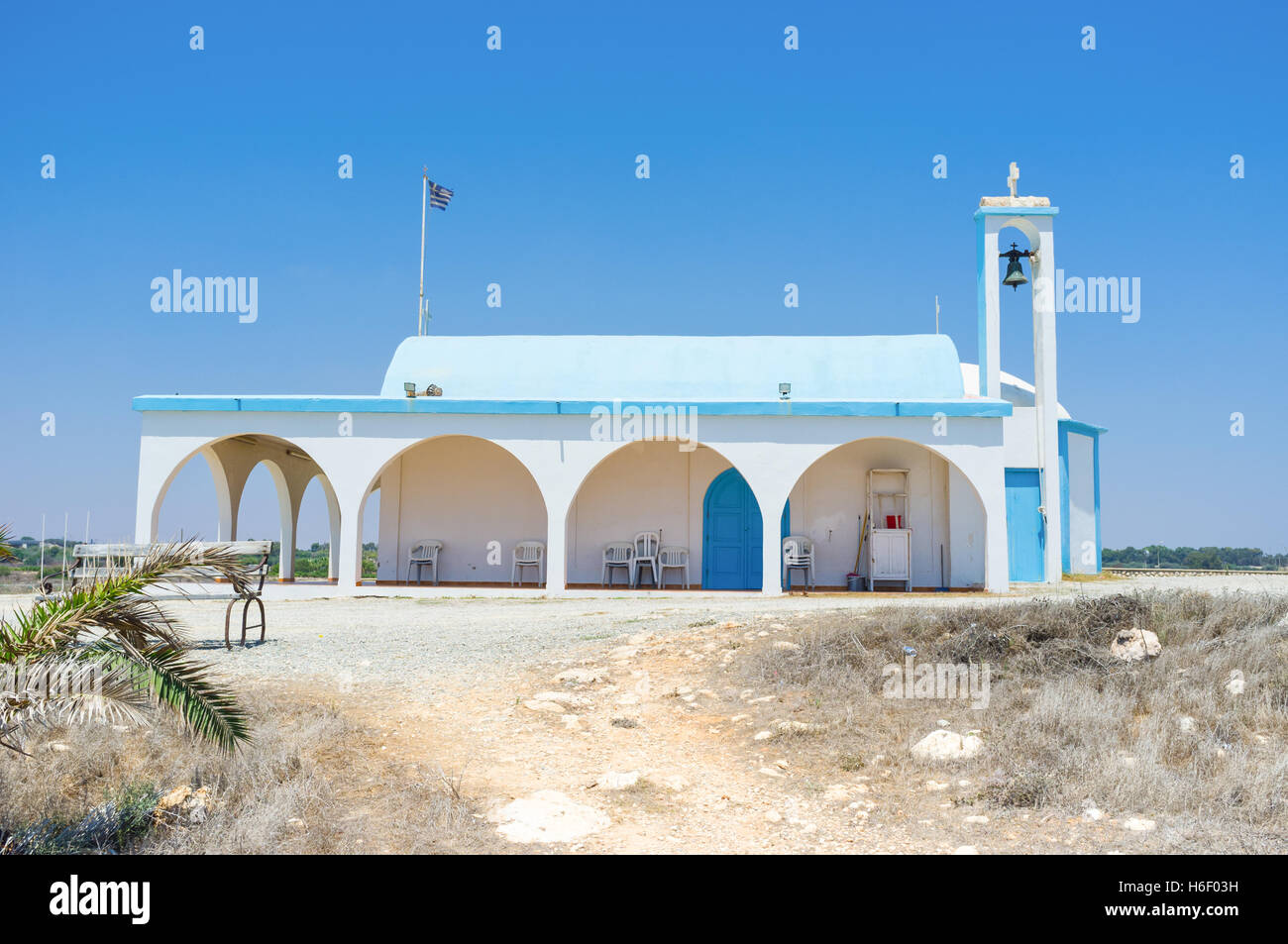 Le strette fotpath conduce dalla costa per Ayia Thekla chiesa, Sotira, Cipro. Foto Stock