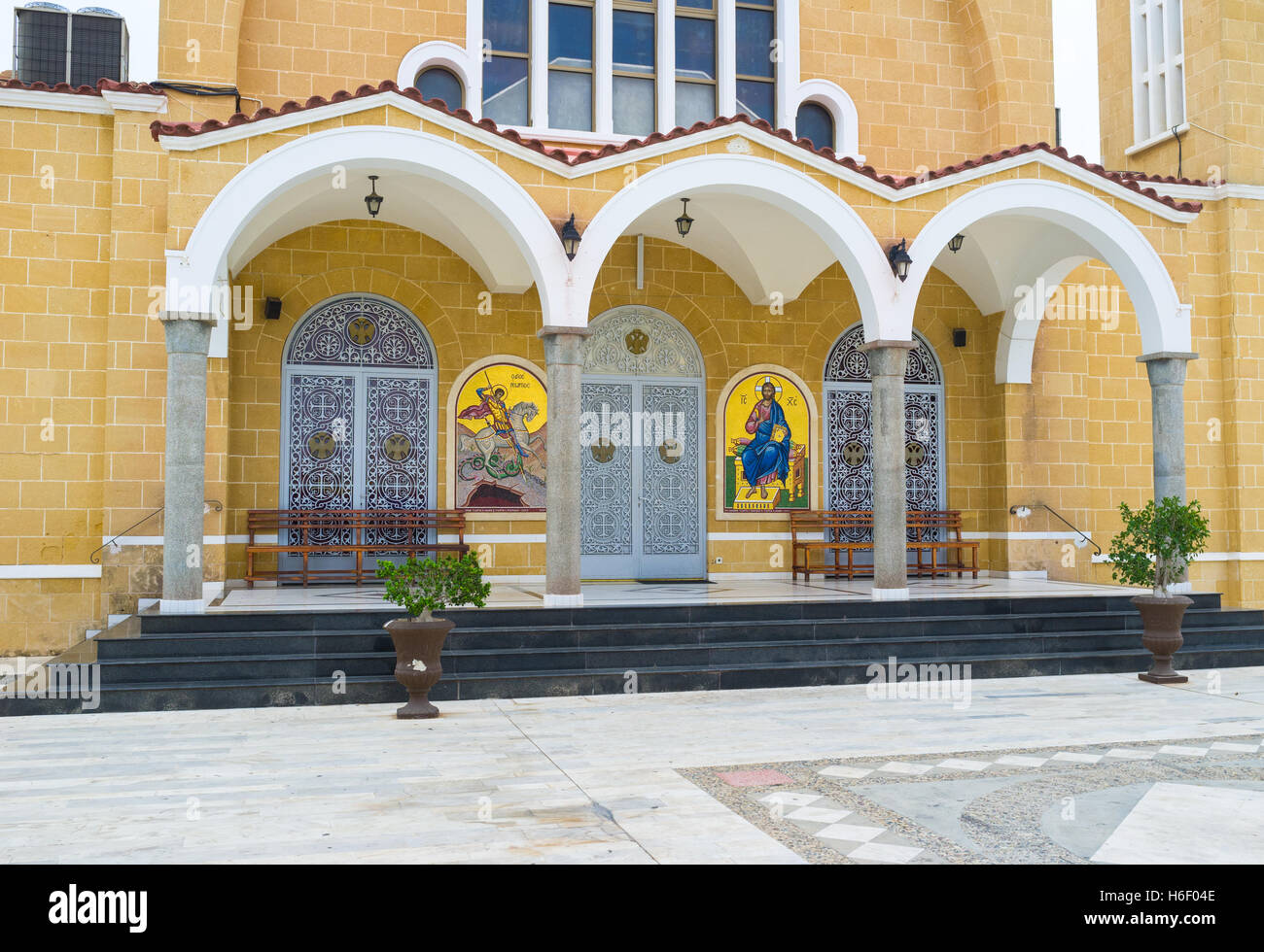 Il portale decorato a St Varvara Cattedrale nella città di Paralimni con icone dorate, Cipro. Foto Stock