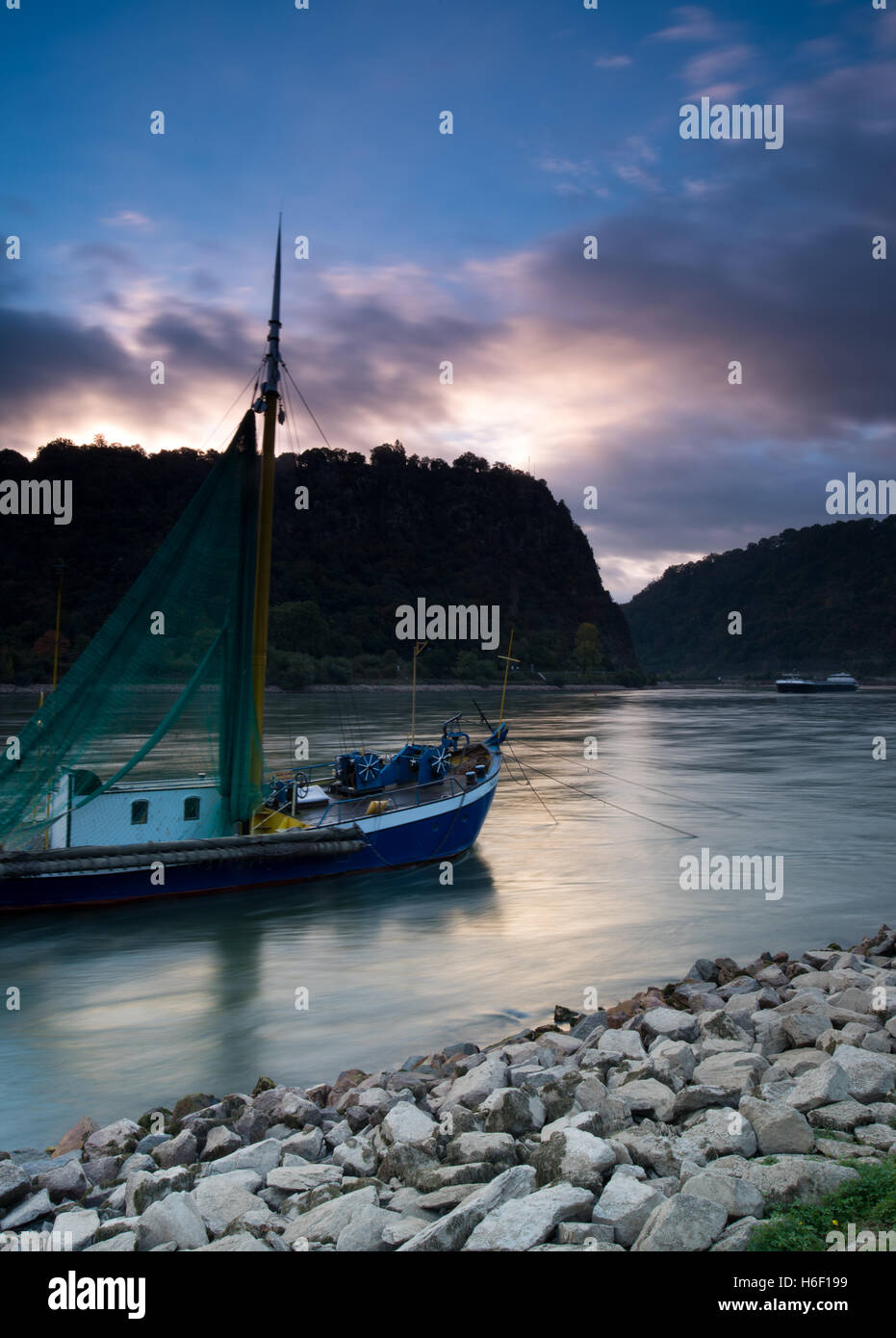 Loreley all'alba con la vecchia barca da pesca, Valle del Reno in autunno Foto Stock