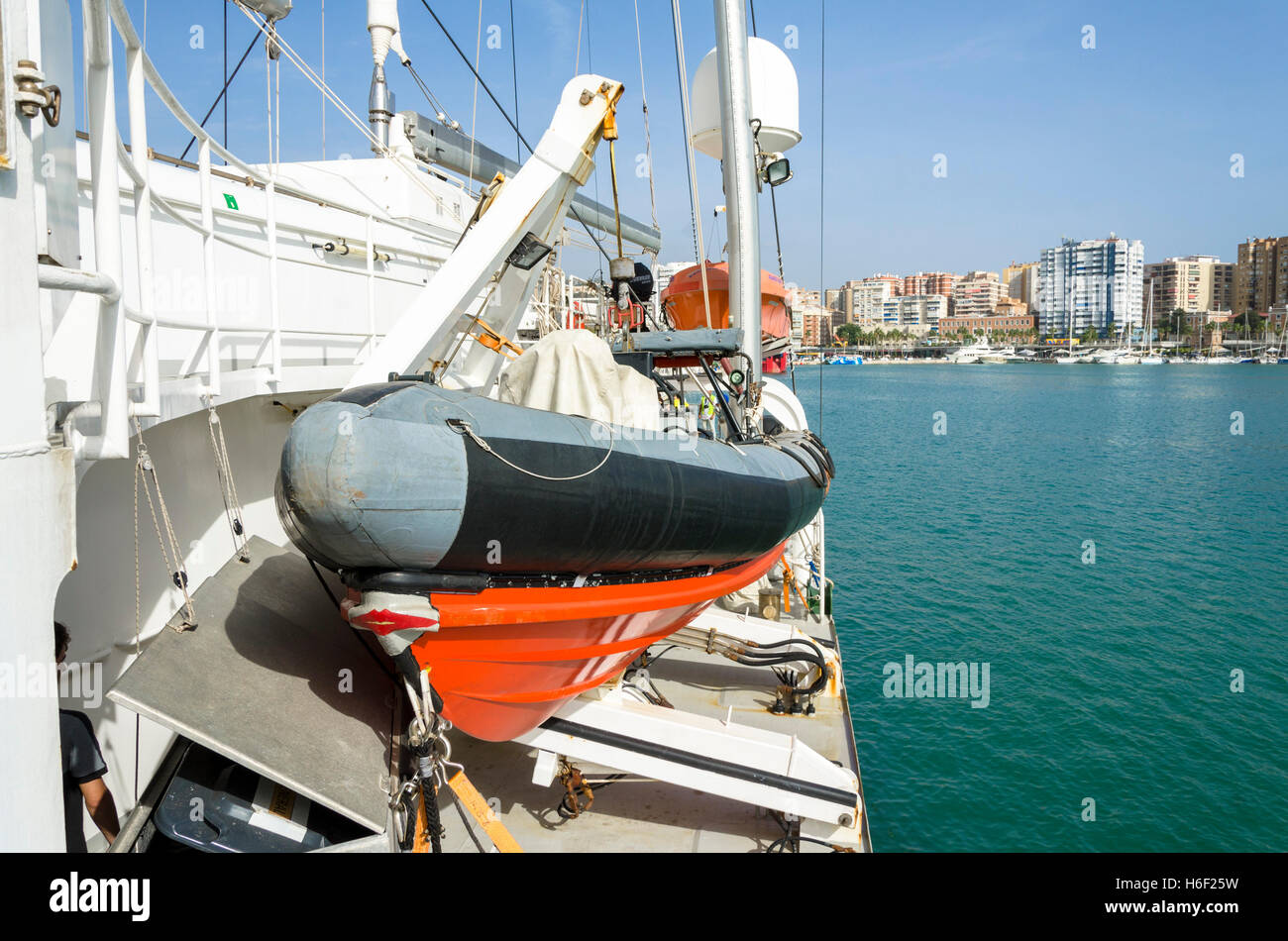 Scialuppa di salvataggio su Greenpeace new Rainbow Warrior III nave ormeggiata nel porto di Malaga, Andalusia, Spagna. Foto Stock