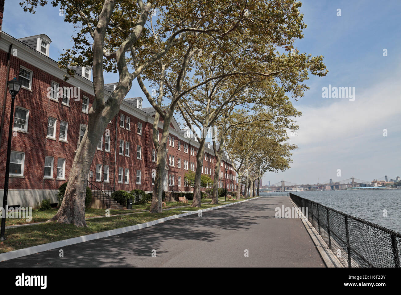 Vecchia baracca edificio (rivolta verso l'East River e Brooklyn) sulla Governors Island, New York, Stati Uniti. Foto Stock