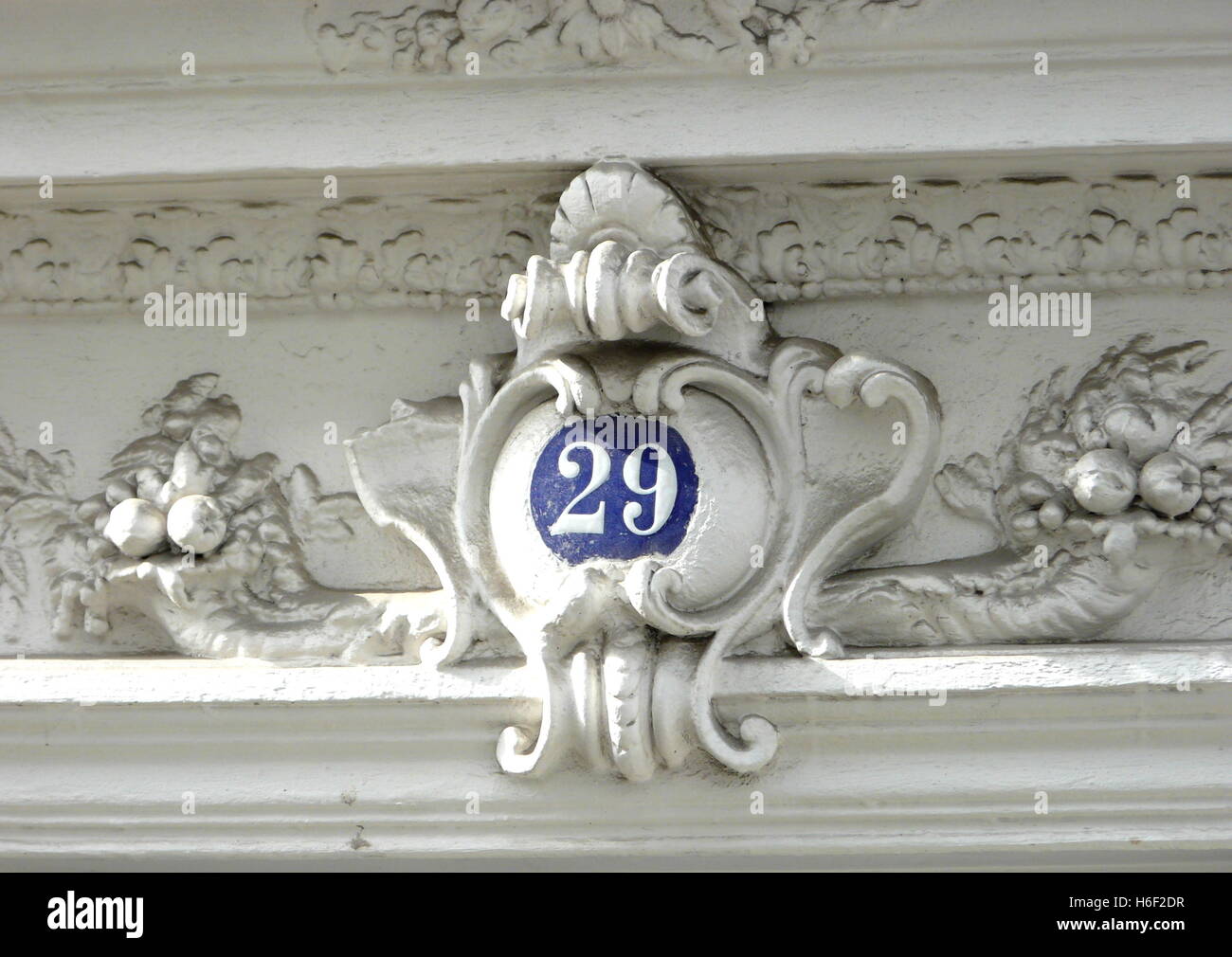 Il numero della porta da una storica casa a Parigi. Blu e bianco edificio stucchi e anteriore. Foto Stock