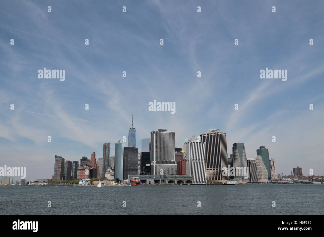 La parte inferiore di Manhattan skyline. Come si vede dalla Governors Island, New York, Stati Uniti. Foto Stock