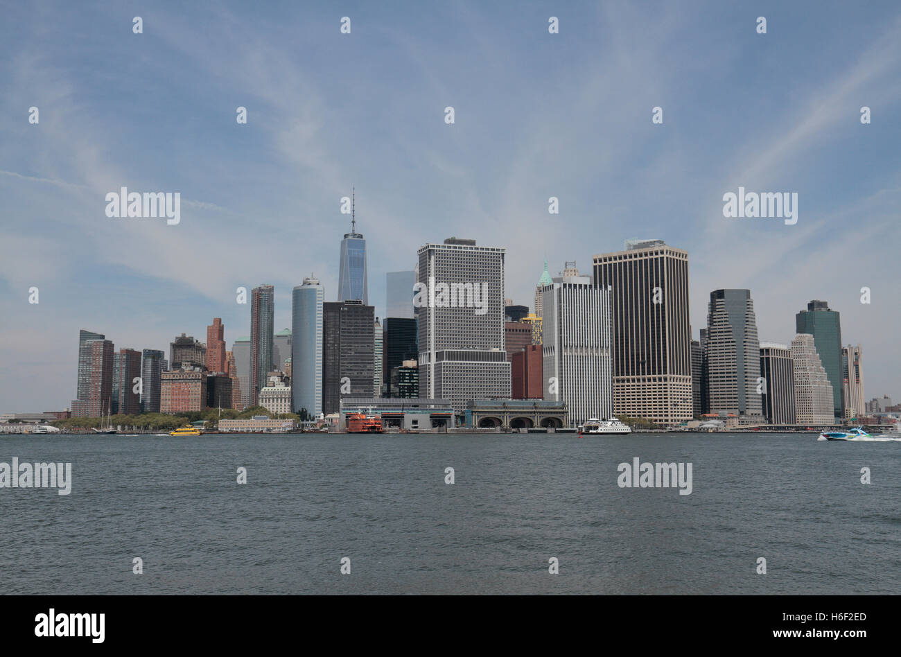 La parte inferiore di Manhattan skyline. Come si vede dalla Governors Island, New York, Stati Uniti. Foto Stock