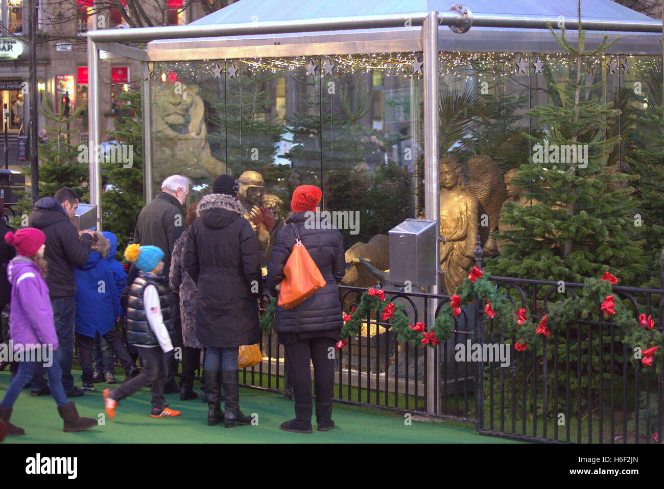 Glasgow celebrazione di Natale George Square luci presepi scene decorazioni Foto Stock
