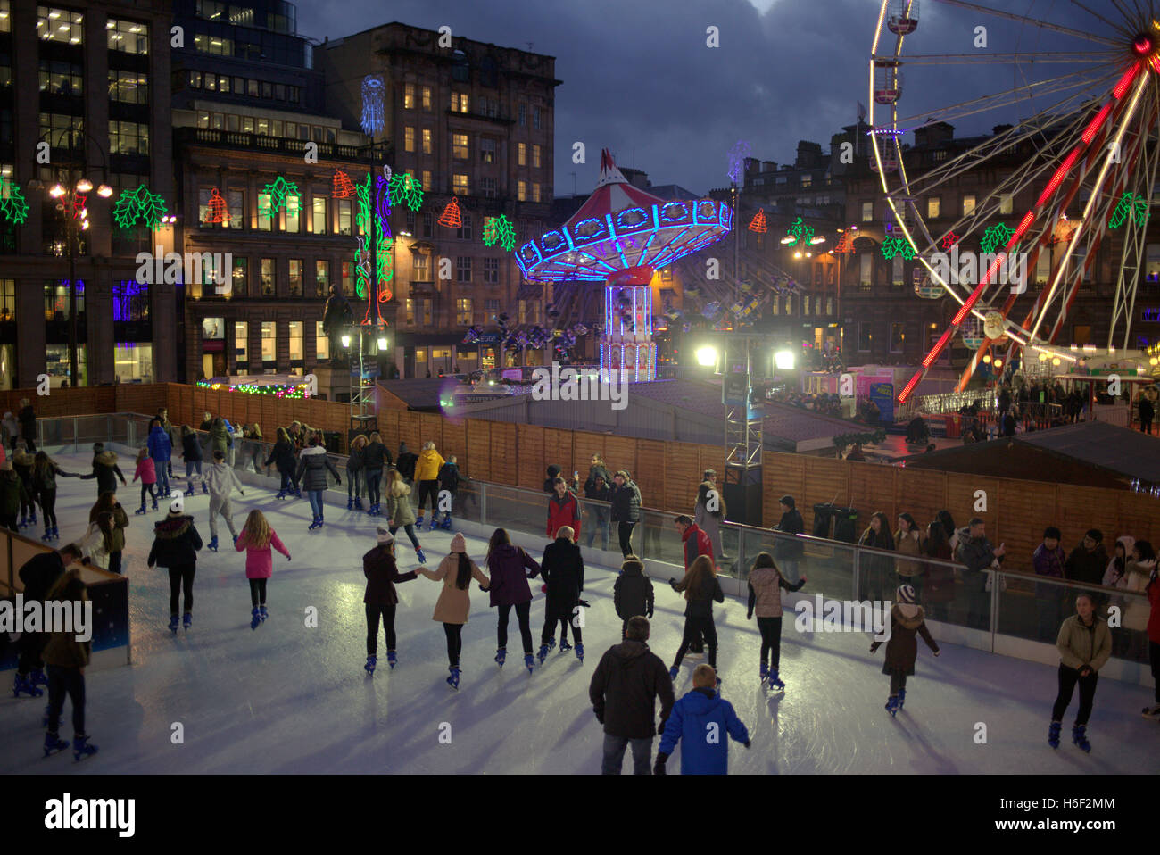 Glasgow celebrazione di Natale George Square luci pattinaggio su ghiaccio decorazioni festa Glasgow mercatino di Natale Foto Stock