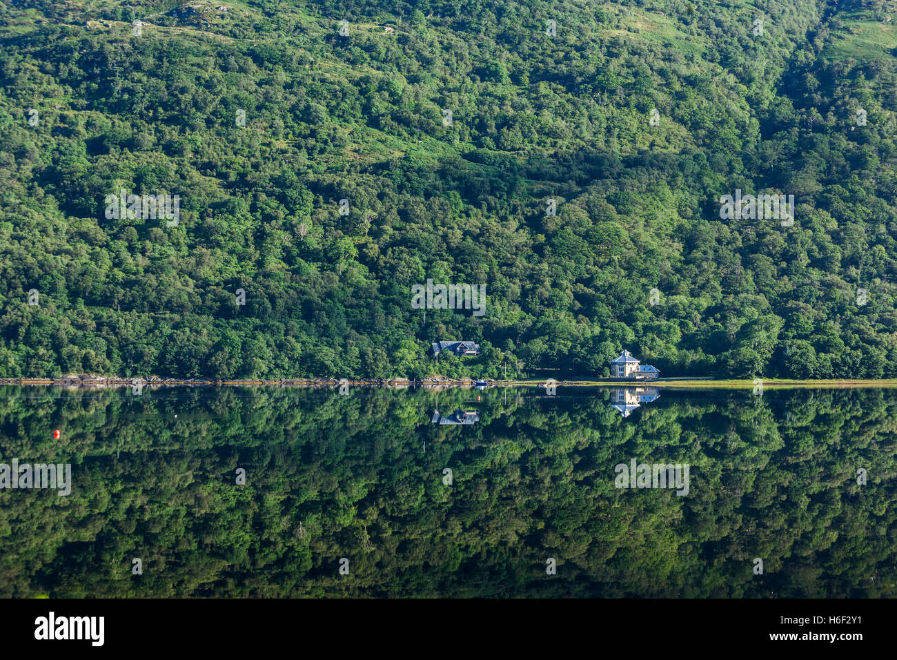 Una casa singola sulla banca di Loch Creran in Argyll, Scozia Foto Stock