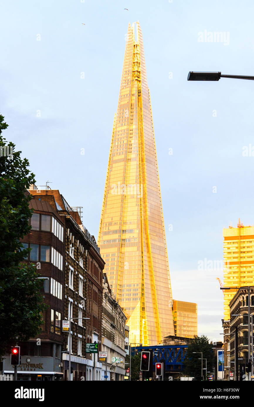 La Shard illuminata dalla brillante luce dorata al tramonto, Southwark, Londra, Regno Unito Foto Stock