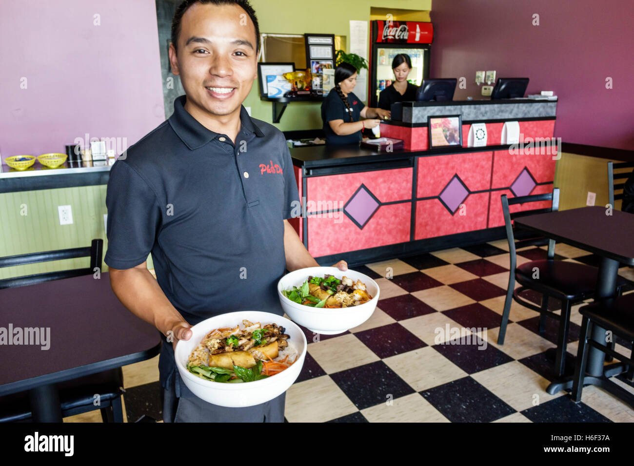 St. Lucie Florida, Pho Deli, ristorante ristoranti cibo ristoranti caffè caffè, vietnamita, interno, asiatico adulto, adulti, uomo maschio, server, manag Foto Stock