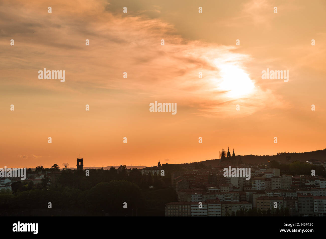 Attrazioni di Santiago de Compostela durante un tramonto nuvoloso Foto Stock