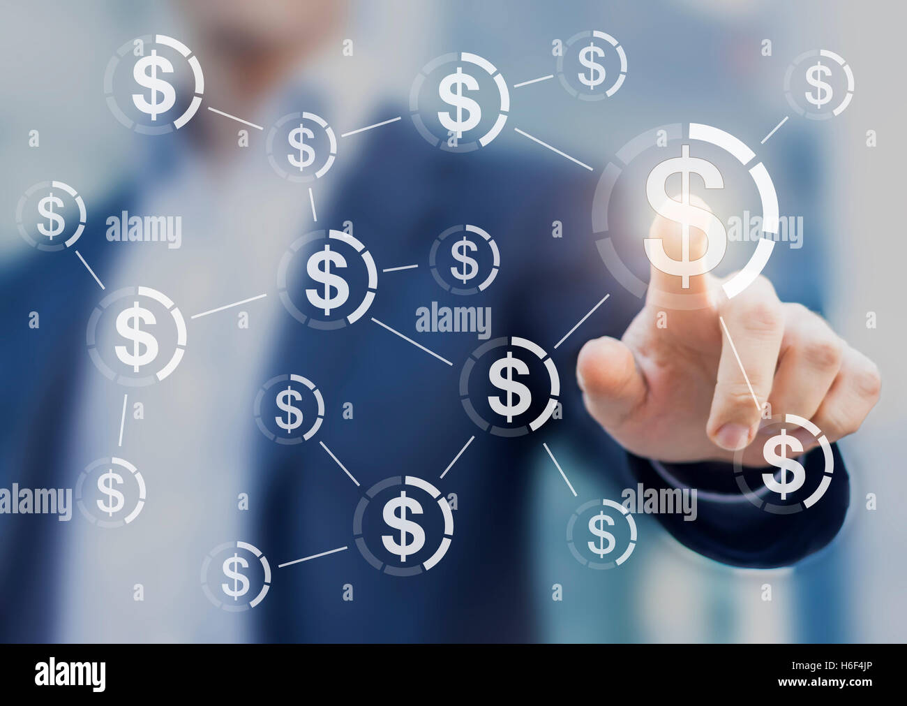 Imprenditore toccando il pulsante con dollar simboli di valuta collegati in rete, concetto circa la finanza globale Foto Stock