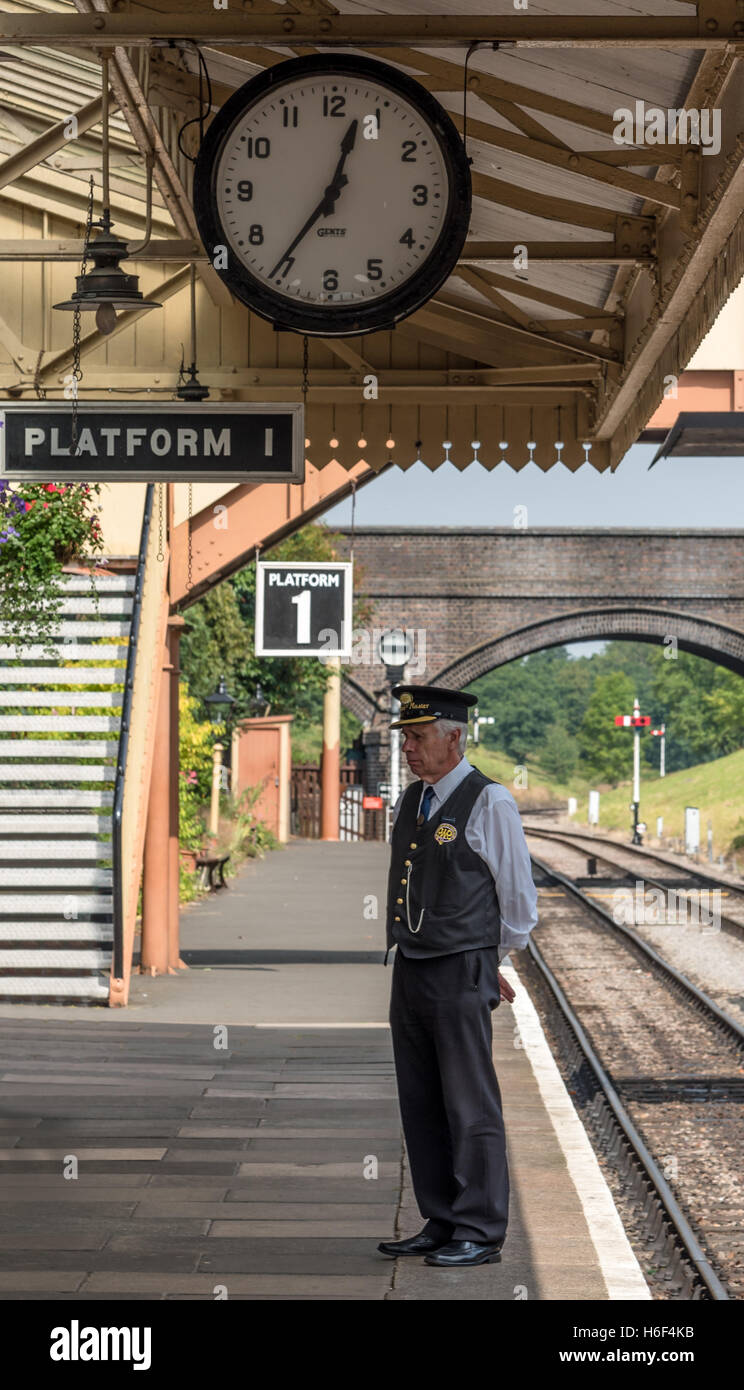 La stazione Master sulla piattaforma a Toddington stazione ferroviaria, Gloucestershire & Warickshire Ferrovie a Vapore Foto Stock