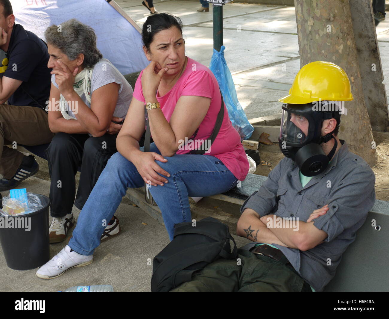 Un dimostrante indossare una maschera a gas e un casco durante una dimostrazione in Istanbul, sulla piazza Taksim Foto Stock