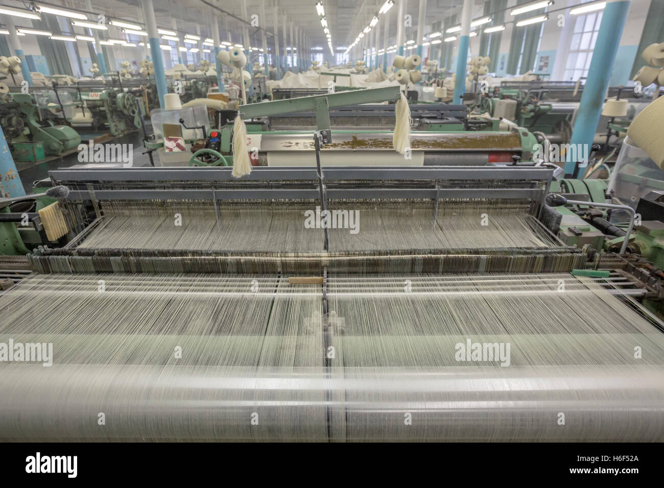 Vecchia macchina di tessitura in un mulino di tessili in Russia Foto Stock