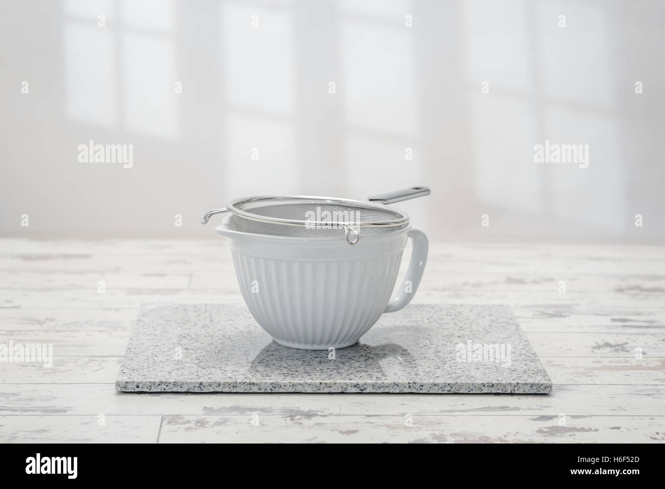 Recipiente di miscelazione in cucina con setaccio in metallo Foto Stock