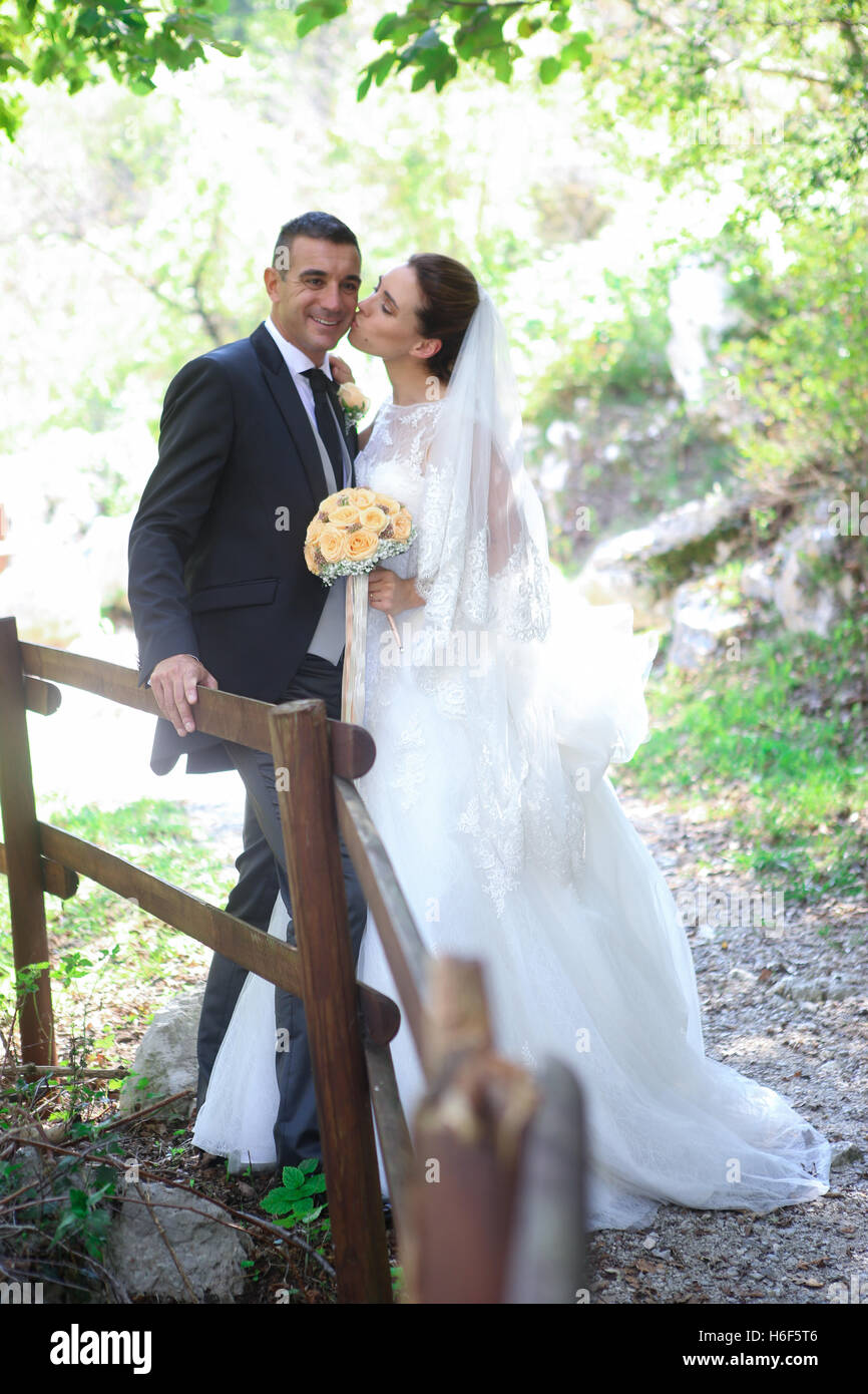 Felice sposa e lo sposo il giorno delle nozze favoloso paesaggio Foto Stock