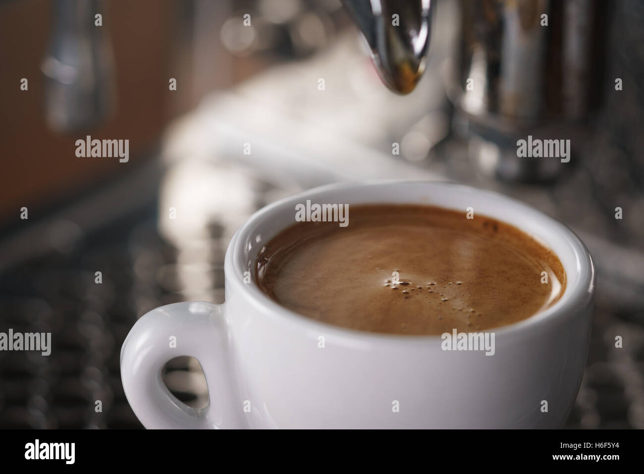 Primo piano del caffè espresso preparato dalla macchina da caffè Foto Stock