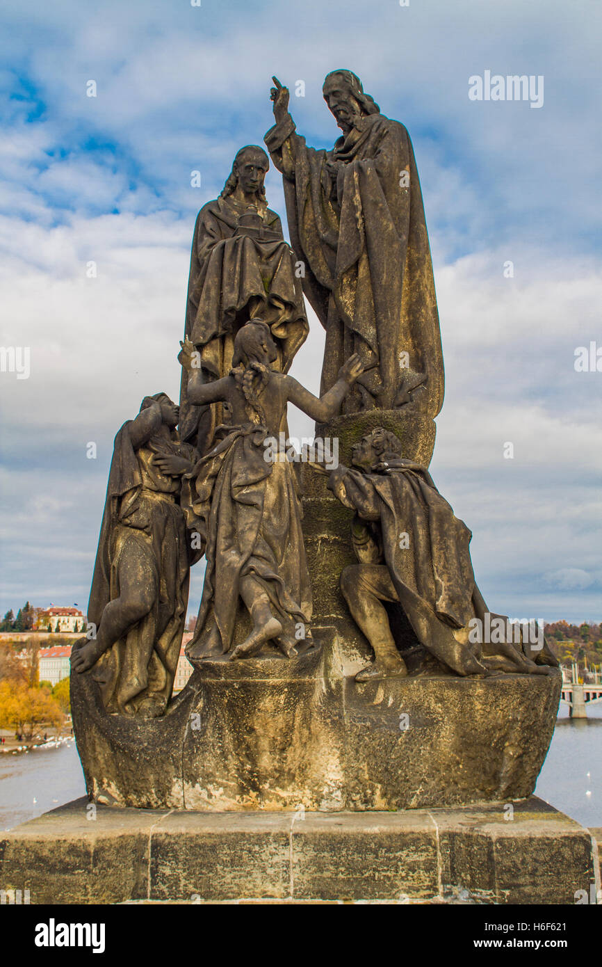 Le statue di San Cirillo e San Metodio sul Ponte Carlo a Praga, Repubblica Ceca Foto Stock