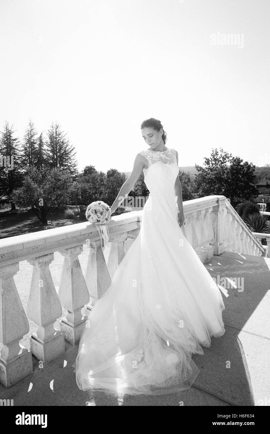 Azienda sposa matrimonio bianco bouquet di rose e fiori di amore Foto Stock