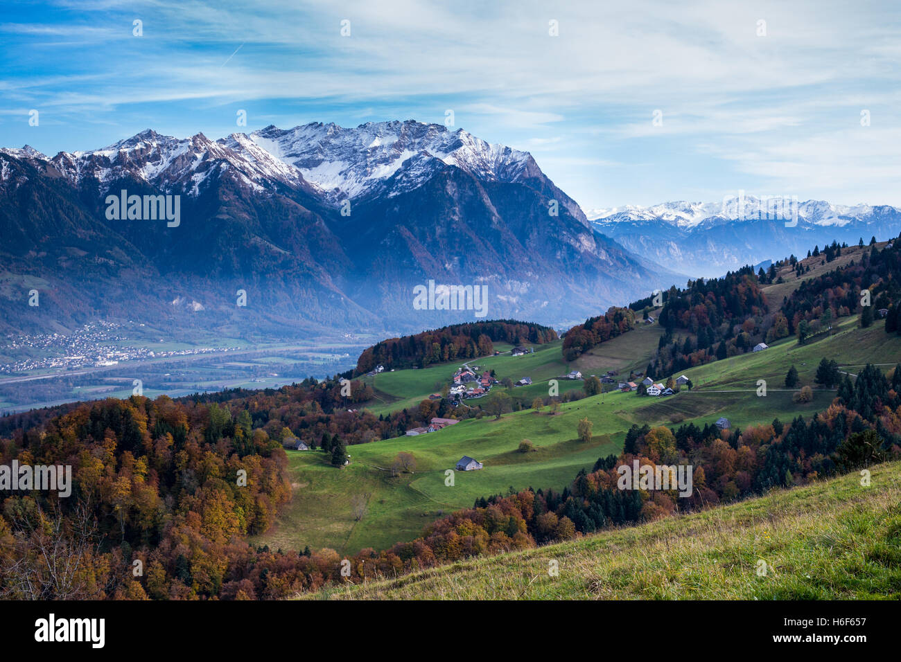 Un paesaggio svizzero che mostra le montagne e una città nella valle Foto Stock