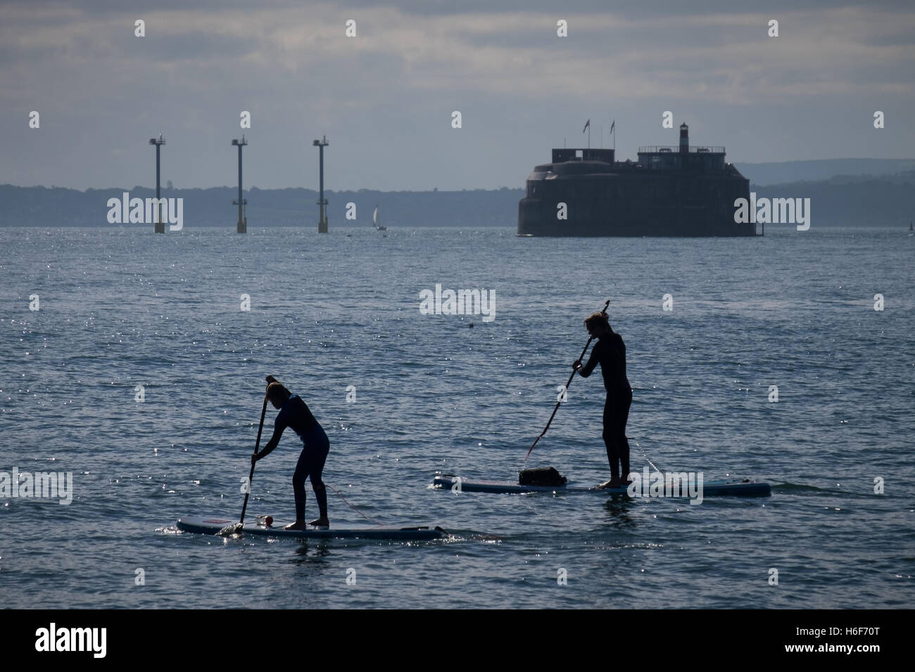 Paddleboarders godendo il sole e il mare calmo nel Solent al largo di Southsea, Portsmouth nel Regno Unito Foto Stock