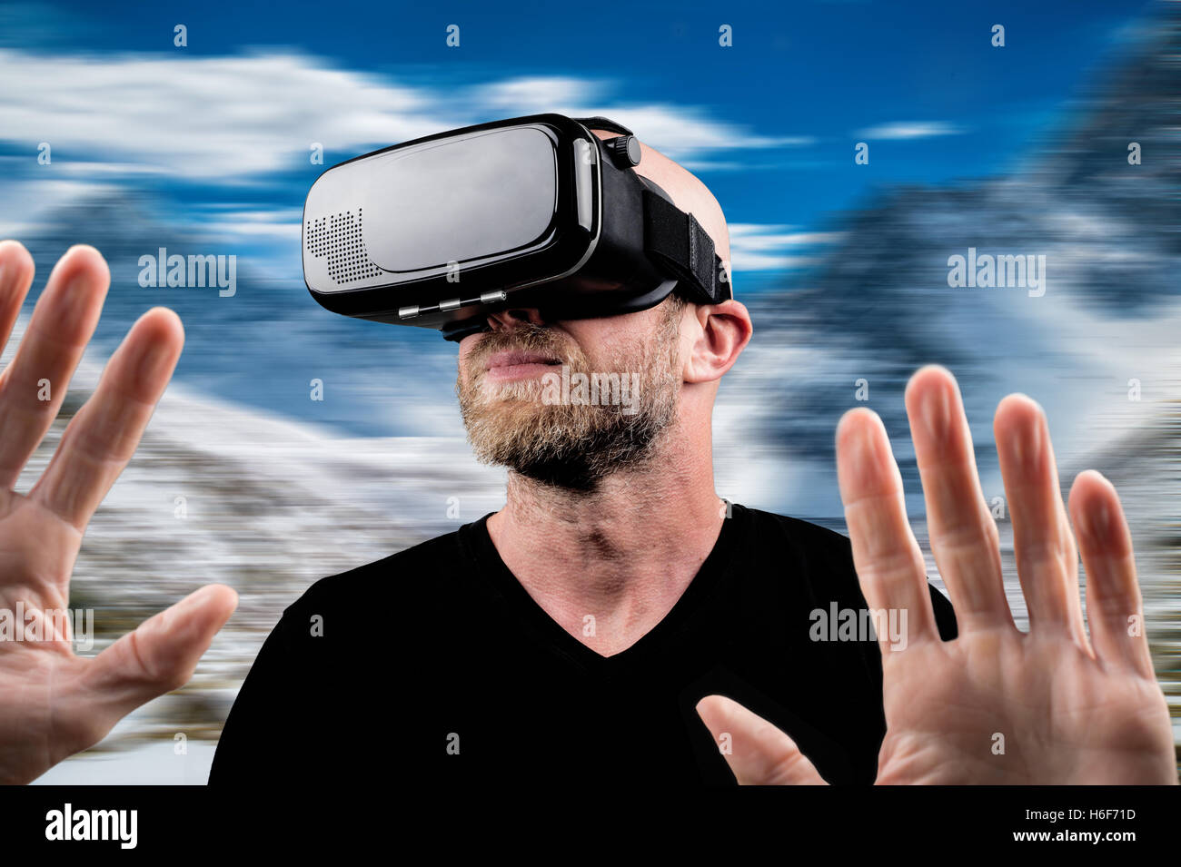 Uomo che indossa le cuffie VR e toccando qualcosa con le sue mani (montage) Foto Stock