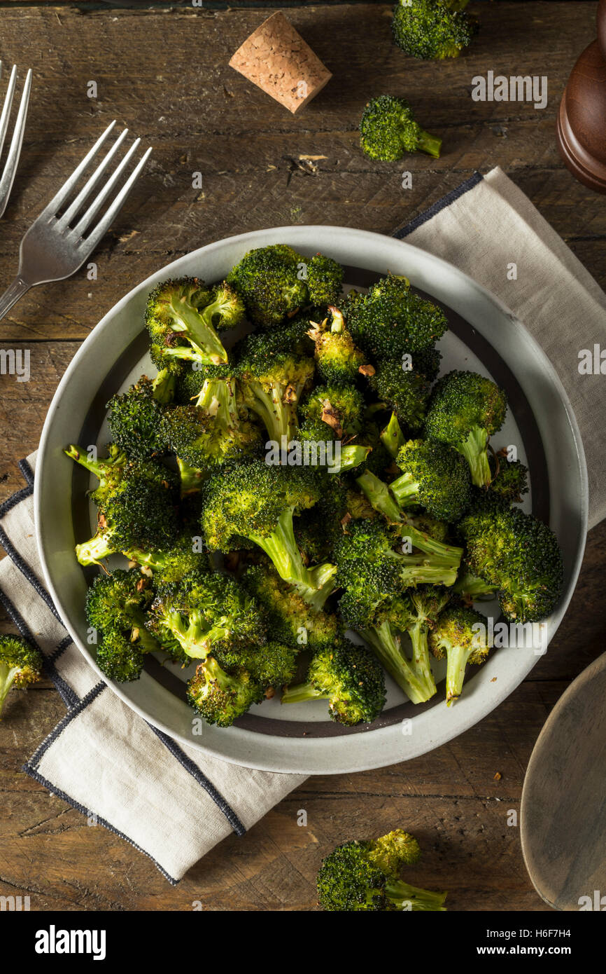 Verde biologico arrosto di cime di broccoli con aglio Foto Stock