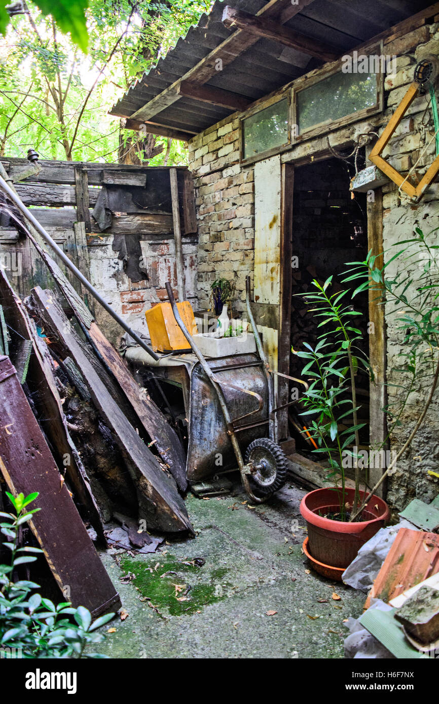 Paese di storage e carretti a mano che sono in posizione verticale. Foto Stock