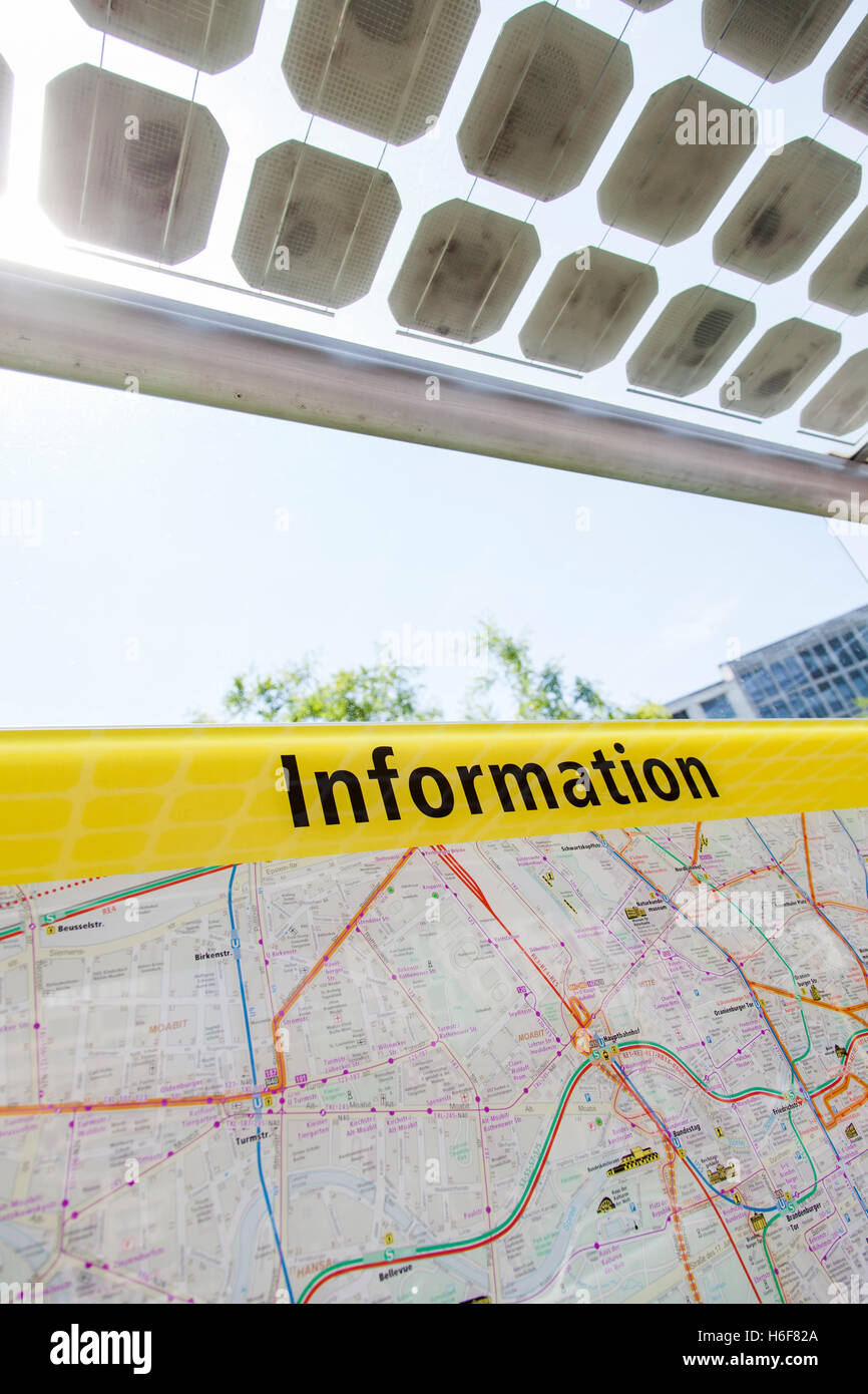 Parte della mappa di Berlino con una " informazione " segno sopra. Foto Stock