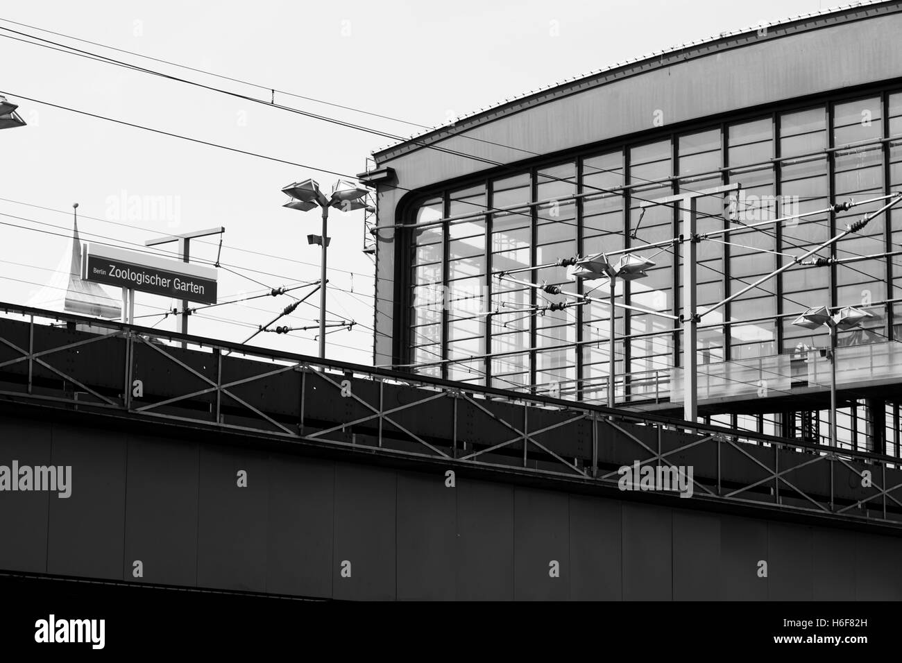 Visualizzazione monocromatica di Zoologischer Garten S-Bahn stazione a Berlino. Foto Stock