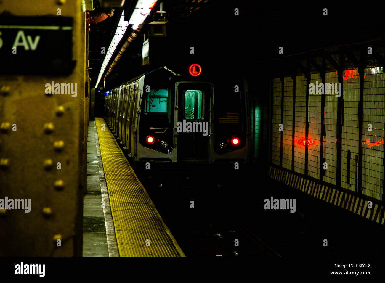 La metropolitana treno arrivando alla piattaforma del 6 Av. stazione. Foto Stock